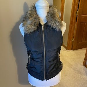 Vest with faux fur